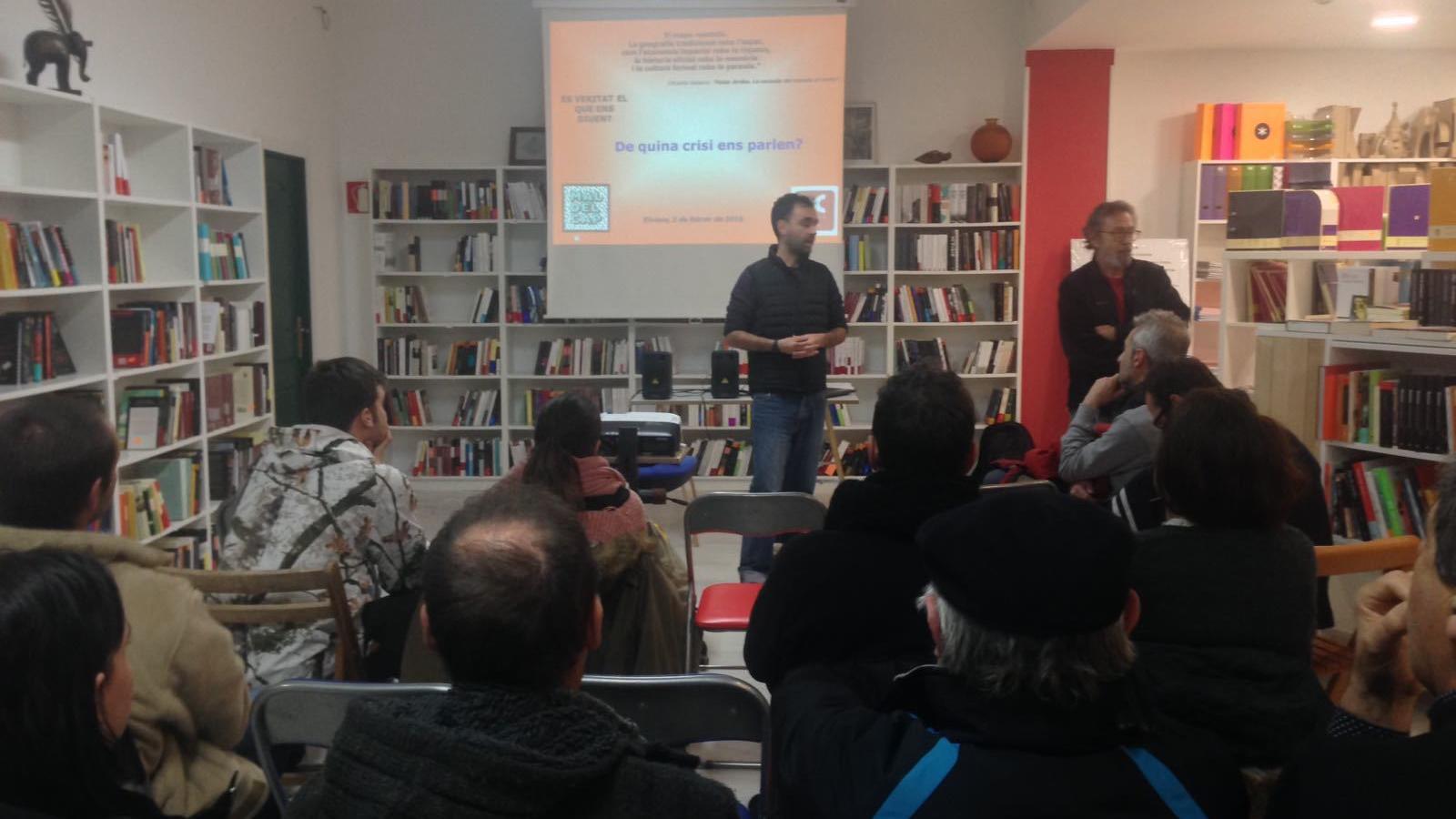 La xerrada s'ha desenvolupat a la llibreria Sa Cultural d'Eivissa. / ASSOCIACIÓ MAL DE CAP