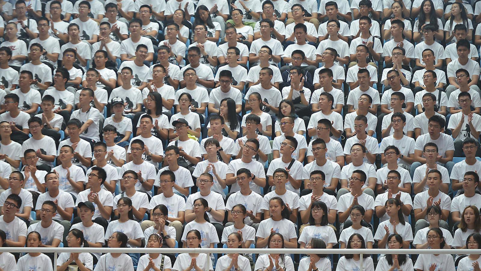 Estudiants del primer any a l’acte d’inici de curs de la Universitat Tsinghua de Pequín, l’agost passat. / GETTY